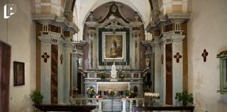 La grazia dimenticata della Chiesetta del Milord chiesa altare sedie
