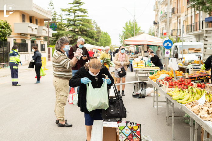 Al mercato, stamattina - Petrolio Magazine